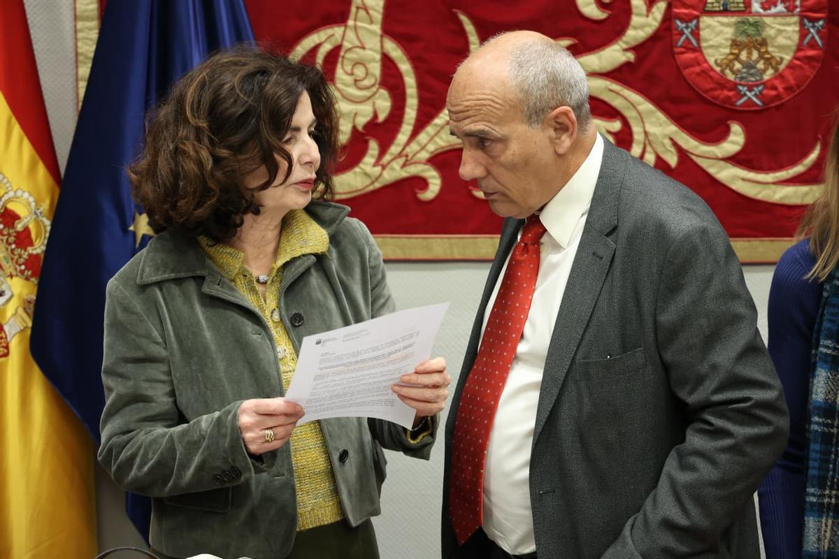 La consejera Matilde Asián conversa con el diputado de Vox Javier Nieto.