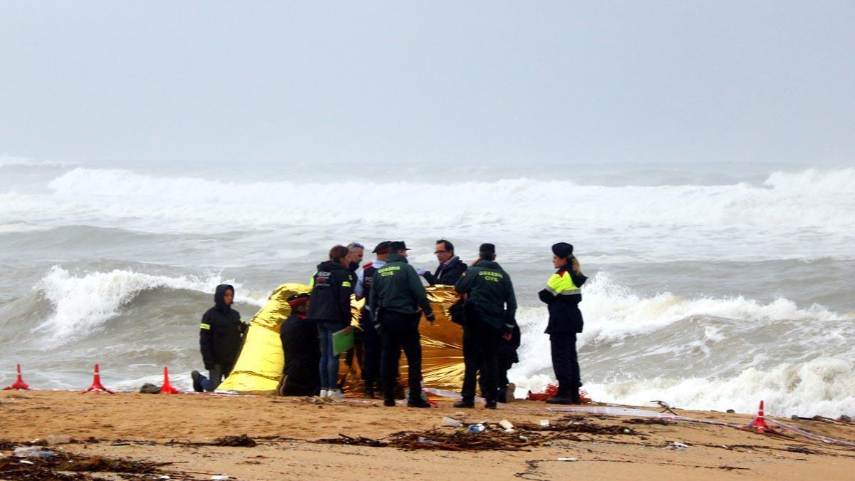 Hallado en la playa de Caldes d¿Estrac el cuerpo del hombre arrastrado por el agua en Arenys