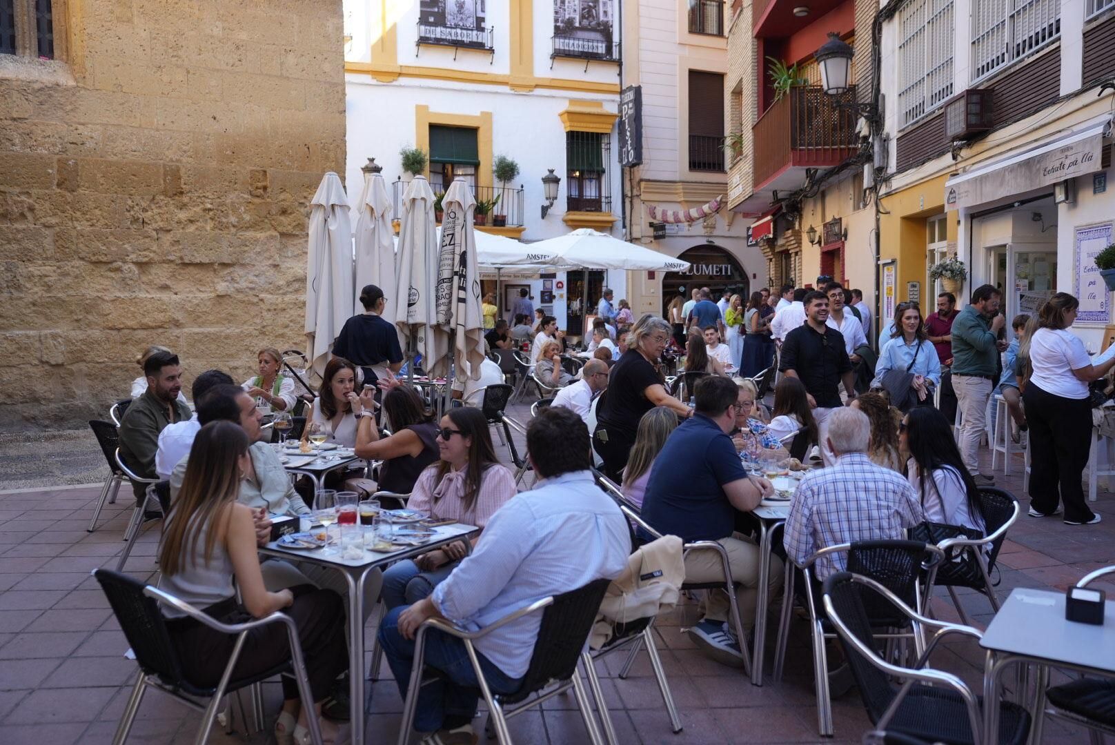 El ambiente en la hostelería cordobesa en el mediodía del Magno Vía Crucis