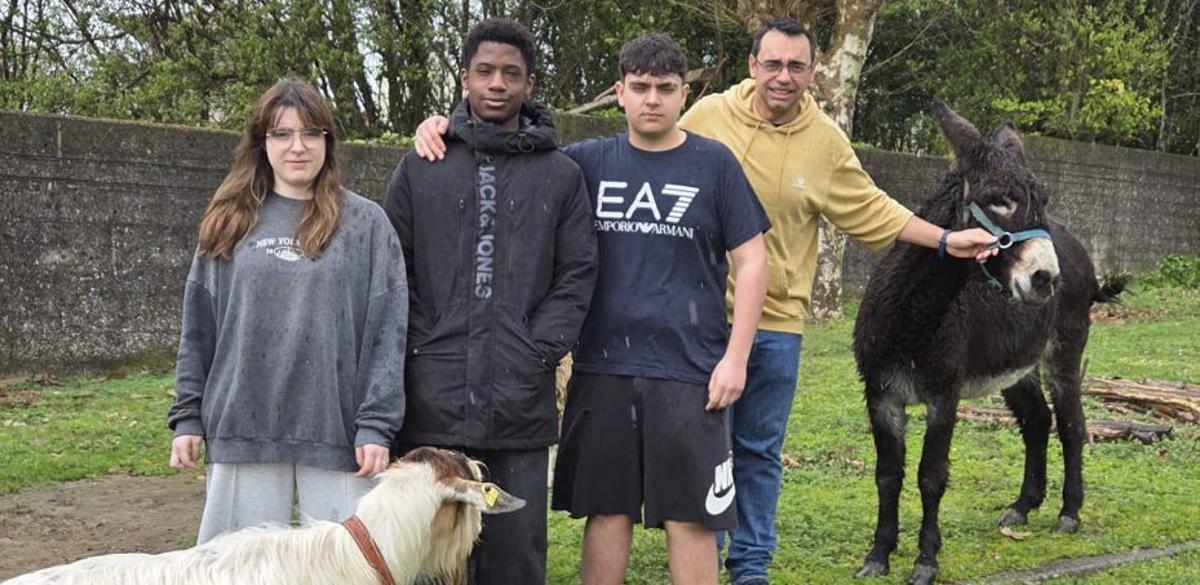 Alumnos del CEE Panxón, con su profesor de cocina, Álvaro Rey,  y una cabra y un burro de su granja.