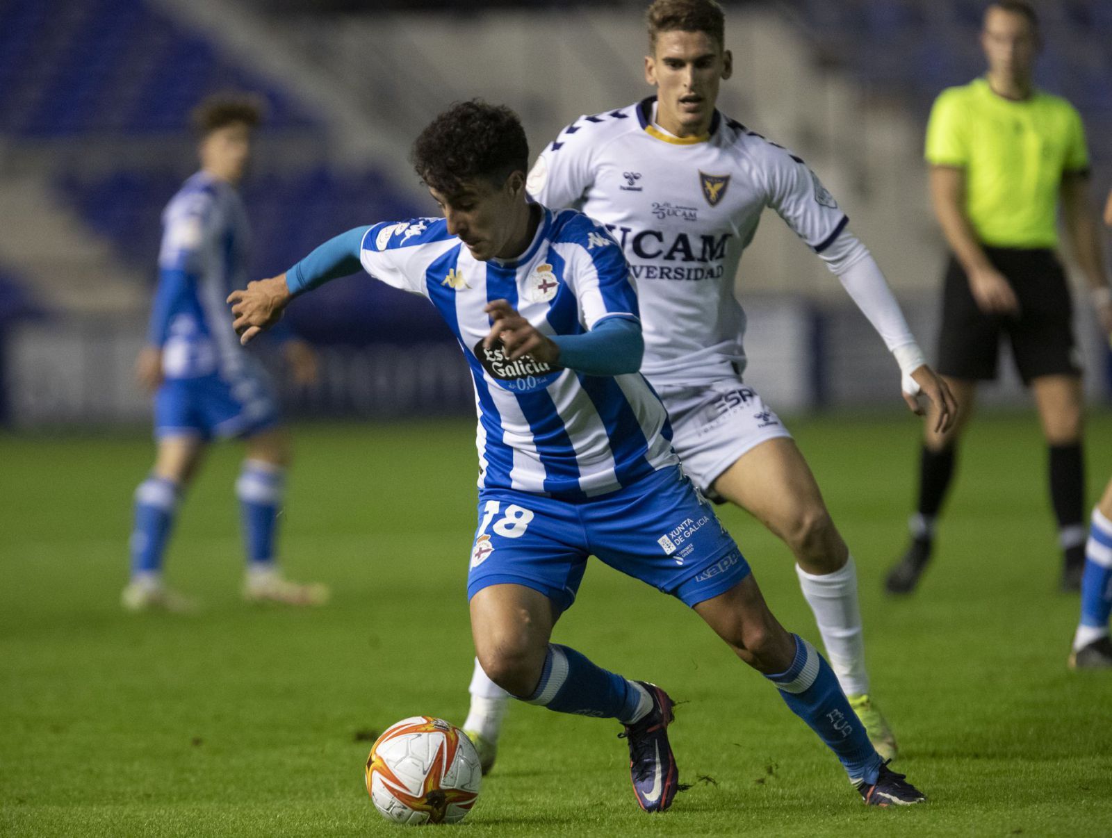 Diego Aguirre intenta zafarse de la marca de un futbolista del UCAM Murcia. |  // LOF