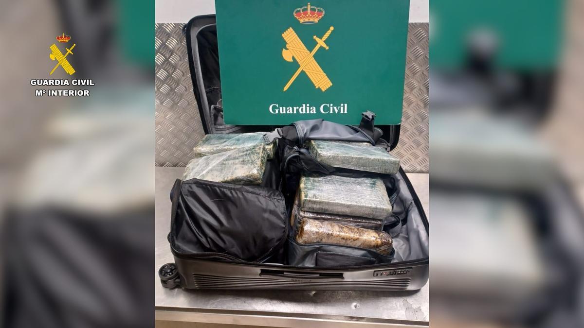 Una de las maletas incautadas en el aeropuerto con la droga.