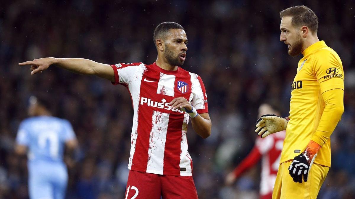 Los jugadores rojiblancos Matheus Cunha y Jan Oblak.