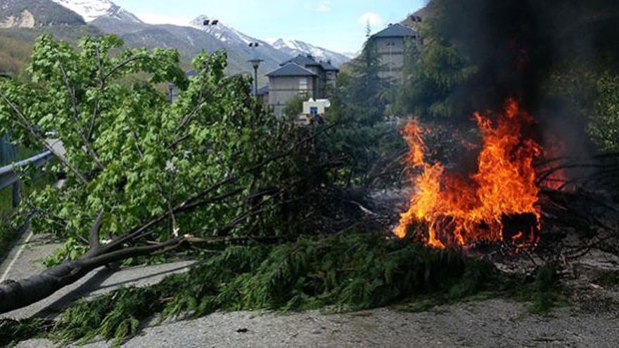 Abierta la AS-15 en Cerredo tras retirar una barricada minera