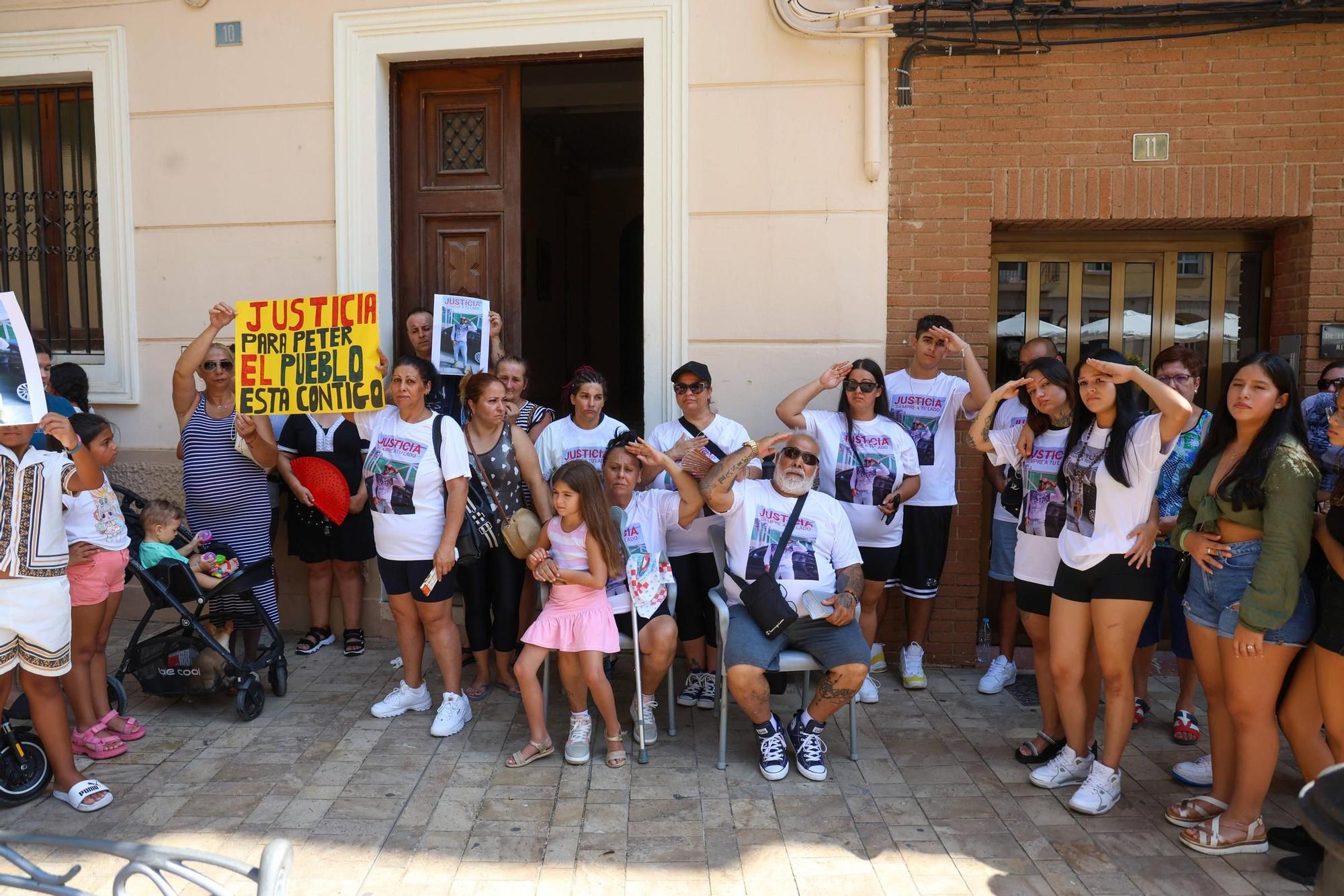 Familiares y amigos de Petar Krasimirov, asesinado a cuchilladas en Carcaixent, guardan un minuto de silencio