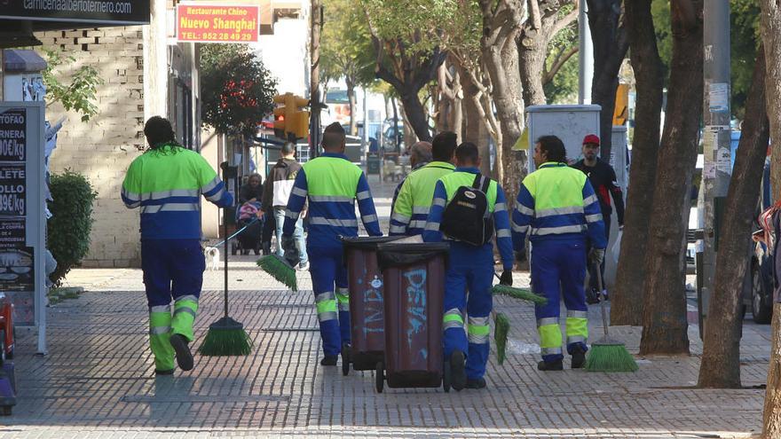 Operarios de Limasa trabajan en las calles de la ciudad.