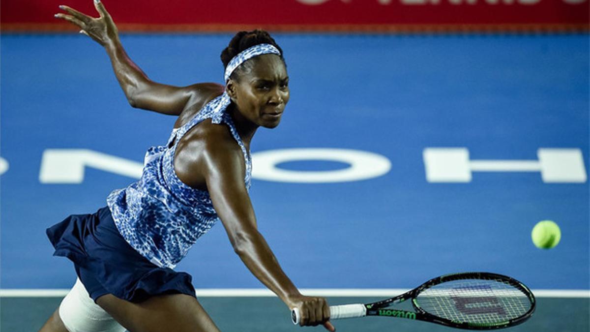 Venus Williams devolviendo la pelota a Beygelzimer durante el abierto de Hong Kong