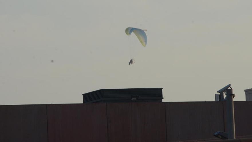 El paramotor sobrevolant la presó de Lledoners