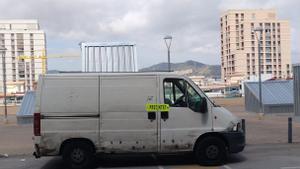 Imagen de la furgoneta que transportaba la ropa falsificada en Santa Coloma