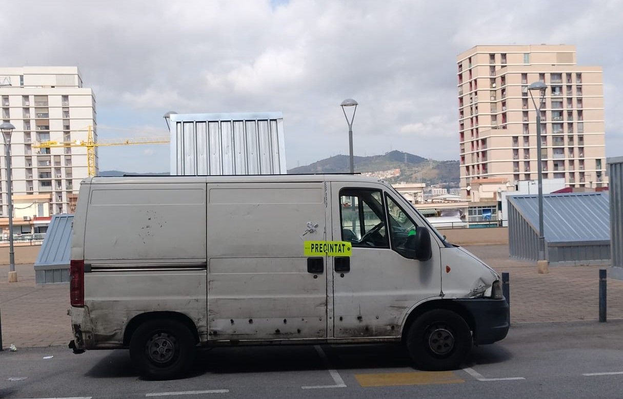 Imagen de la furgoneta que transportaba la ropa falsificada en Santa Coloma