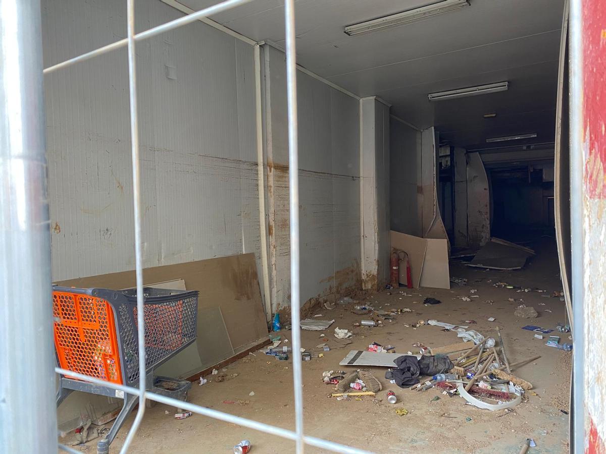 Solares sucios en la avenida Blasco Ibáñez de Massanassa.