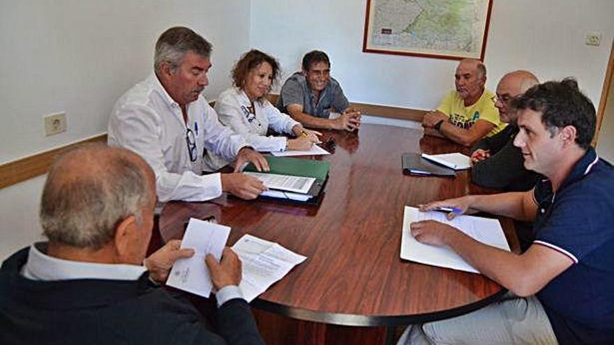 Pleno del Ayuntamiento de Asturianos, con el alcalde y diputado Ramiro Silva, a la derecha.