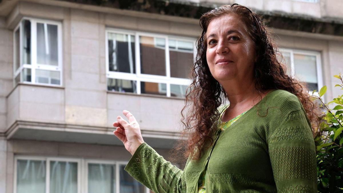 Flor Currás señala la loseta que le cayó de un edificio en el que colocaban las luces de Navidad en 2004.