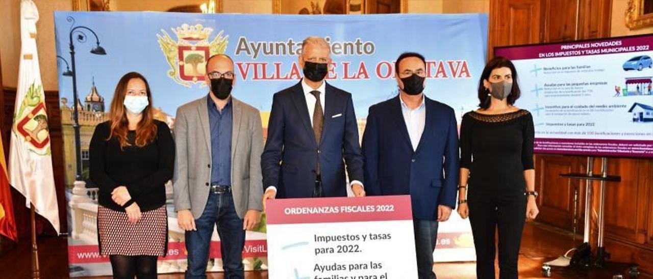 El alcalde de La Orotava y el edil de Economía y Hacienda junto a los portavoces de Asamblea, PSOE y PP, en la presentación de ayer.