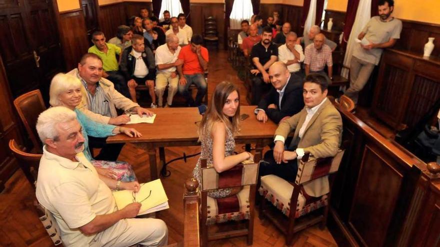 Los representantes de la Plataforma Pro Pajares y de la oposición en la Junta, ayer, en Pola de Lena.