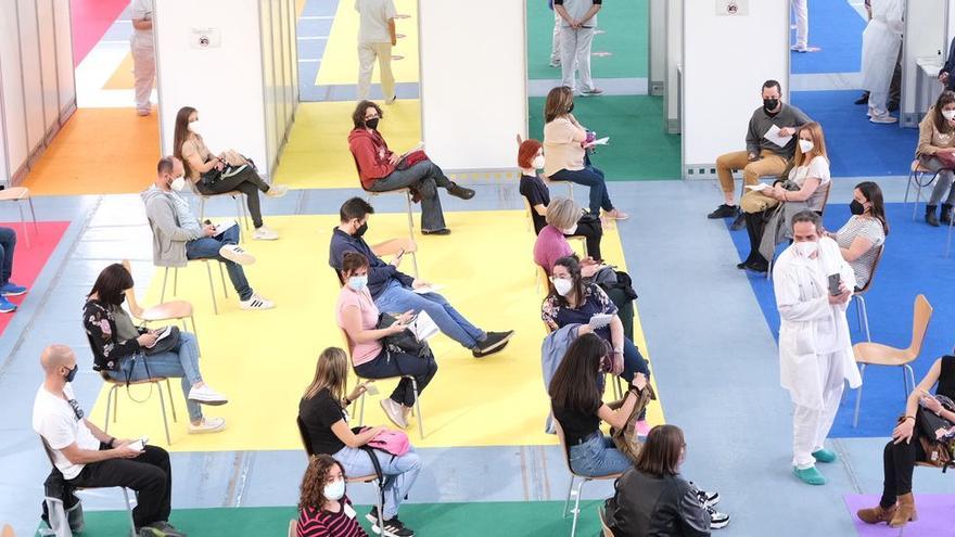 Comienza en Elda la vacunación de 4.500 docentes de la comarca como una "jornada festiva"
