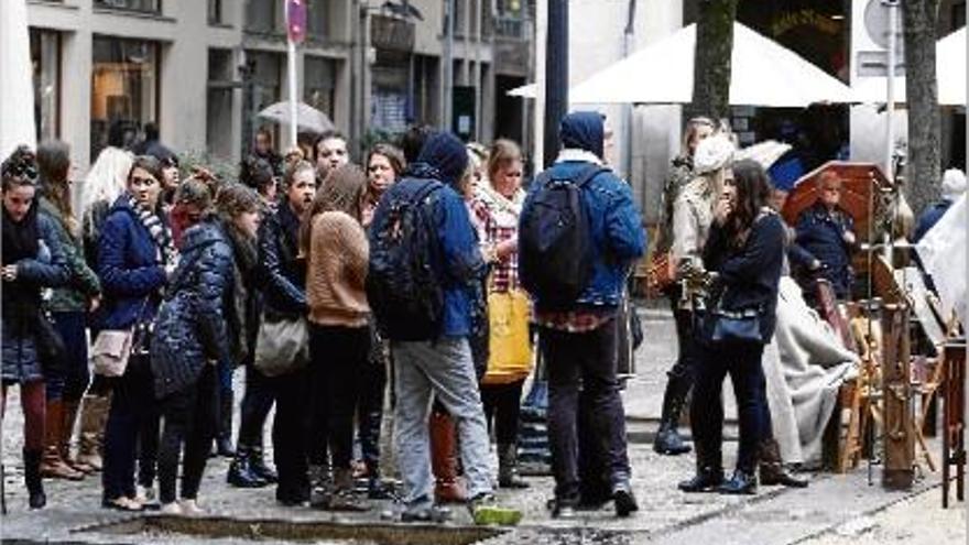 Gent passejant per Girona aquest cap de setmana coincidint amb el &quot;Girona 10&quot;.