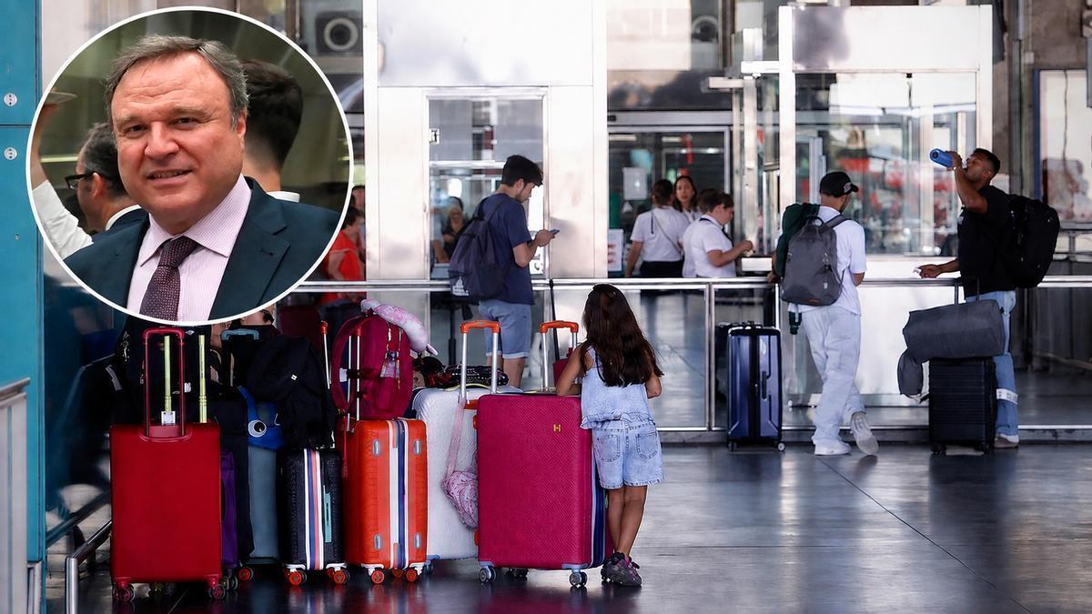 El profesor de Economía de la Universidad Loyola Andalucía Pedro Pablo Pérez sobre una imagen de pasajeros esperando en la estación de trenes.