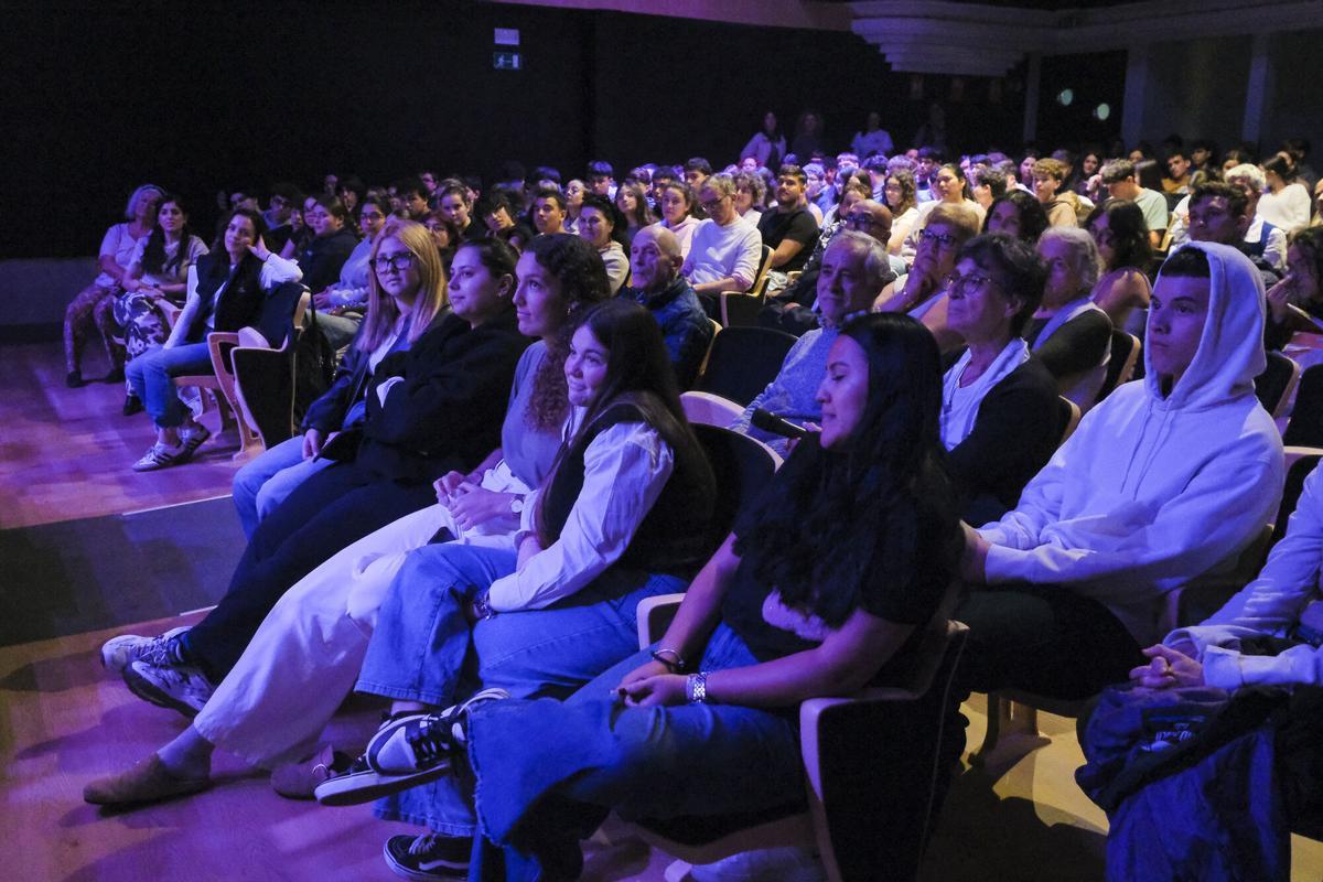 Obra de teatro en el Centro Cultural Guayres