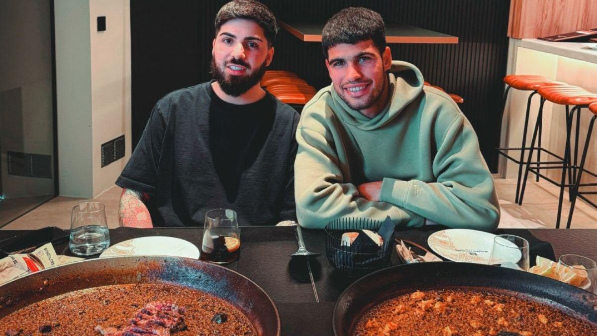 Carlos Alcaraz y Joaquín Ganga comiendo juntos en el restaurante Bangalore
