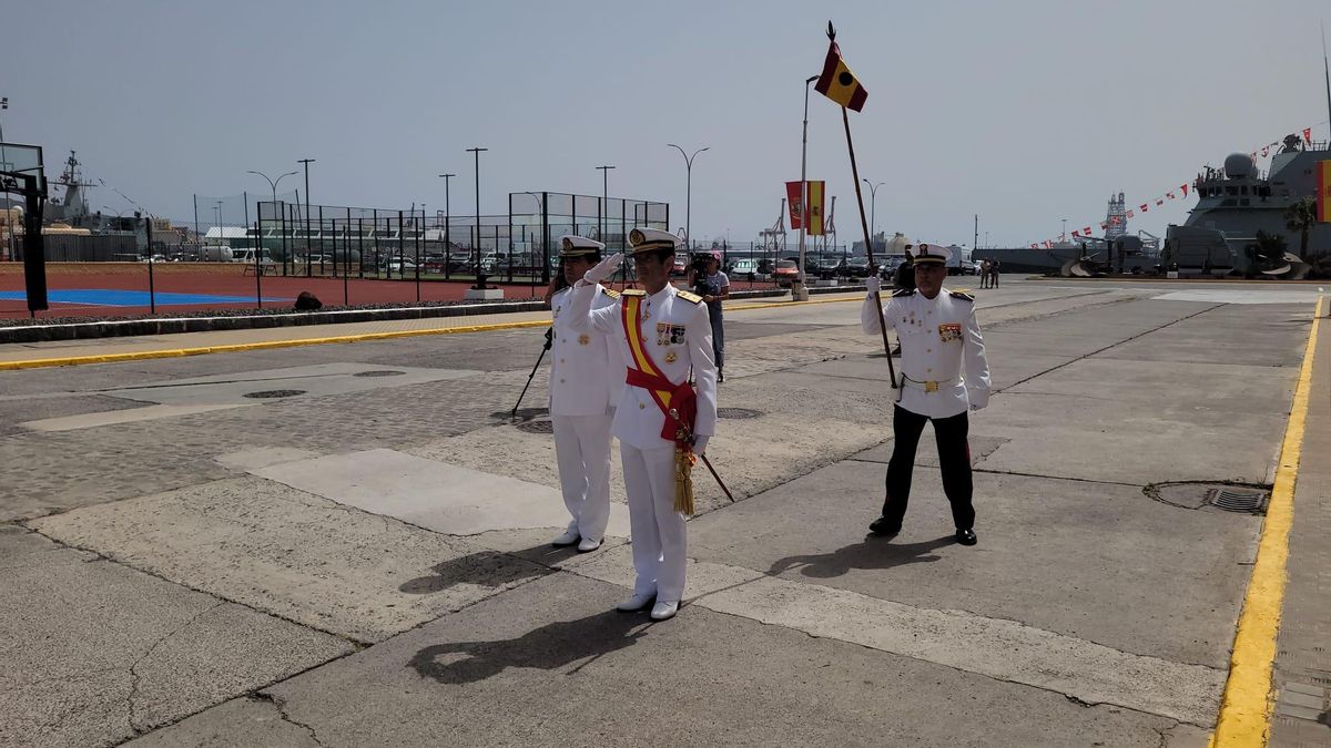 El almirante comandante del Mando Naval de Canarias, Santiago De Colsa Trueba, en el Arsenal.