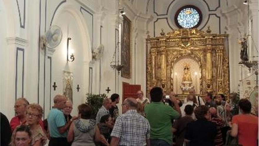 Decenas de feligreses acuden a la reapertura de la capilla, primera en Valencia dedicada a la Virgen.