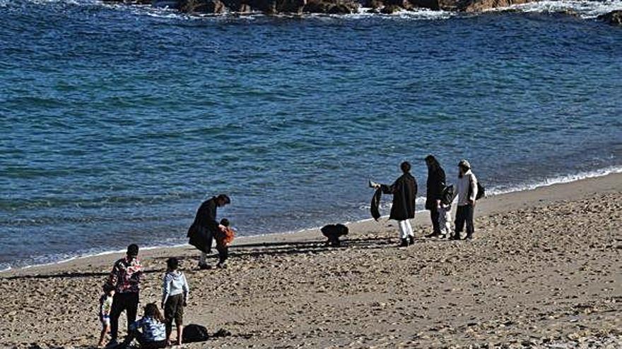 Varias familias ayer por la tarde en la playa de Riazor.