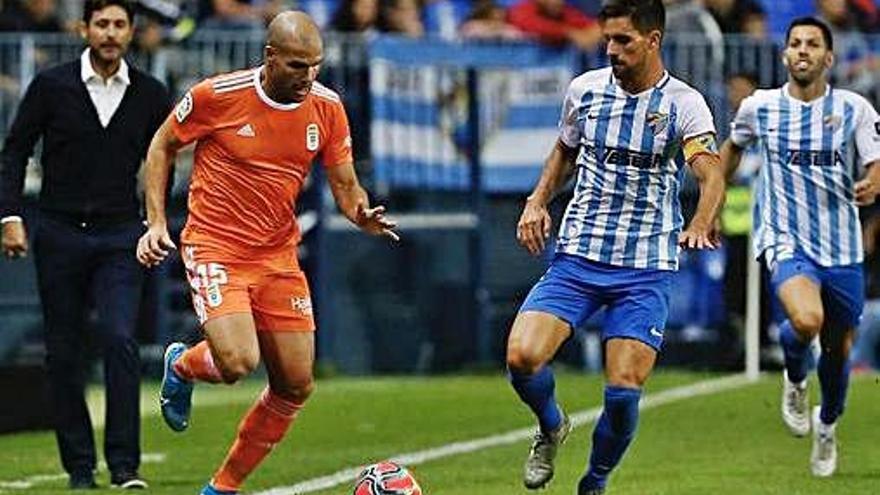 Ortuño encara a Adrián durante el partido de ayer en La Rosaleda.