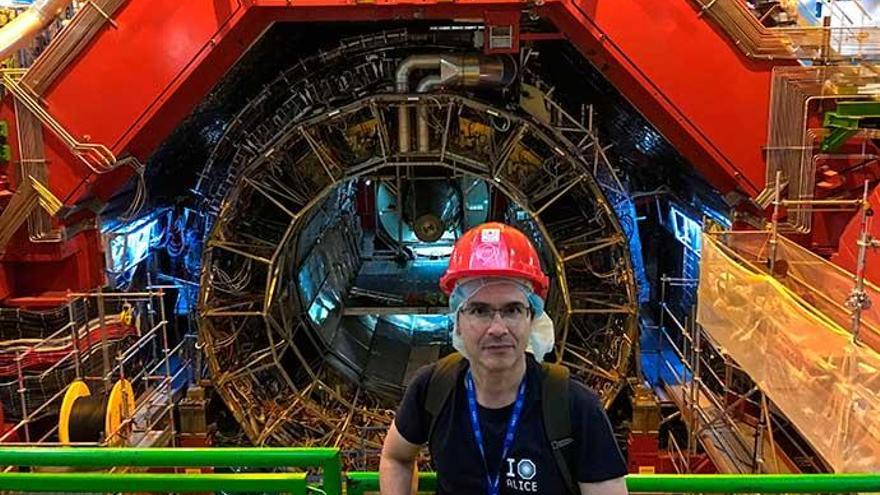 Moisés López Caeiro en uno de los experimentos LHC del CERN, el detector ALICE.
