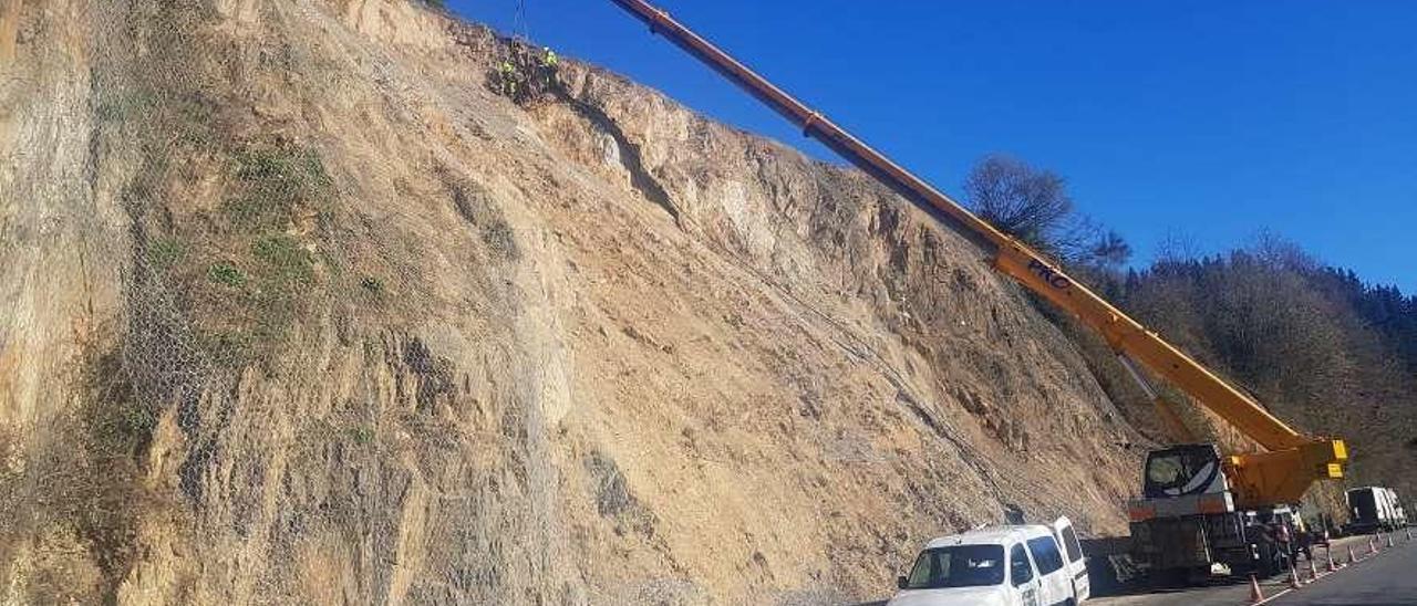 Trabajos de colocación de la malla de sujeción en el talud próximo al pueblo de Tebongo.