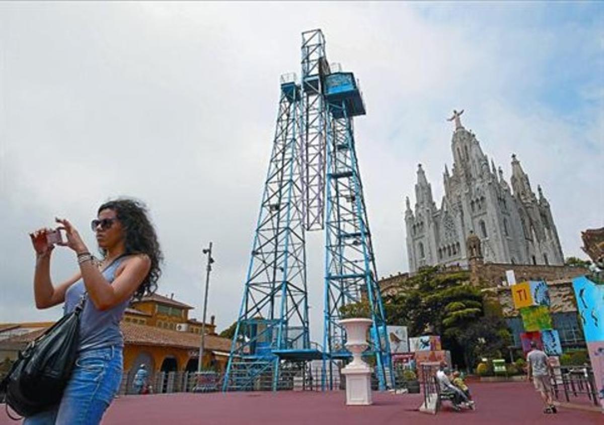 El vell braç de ’La Talaia’ a mig desmuntar, ahir al Tibidabo. El vell braç de ’La Talaia’ a mig desmuntar, ahir al Tibidabo.
