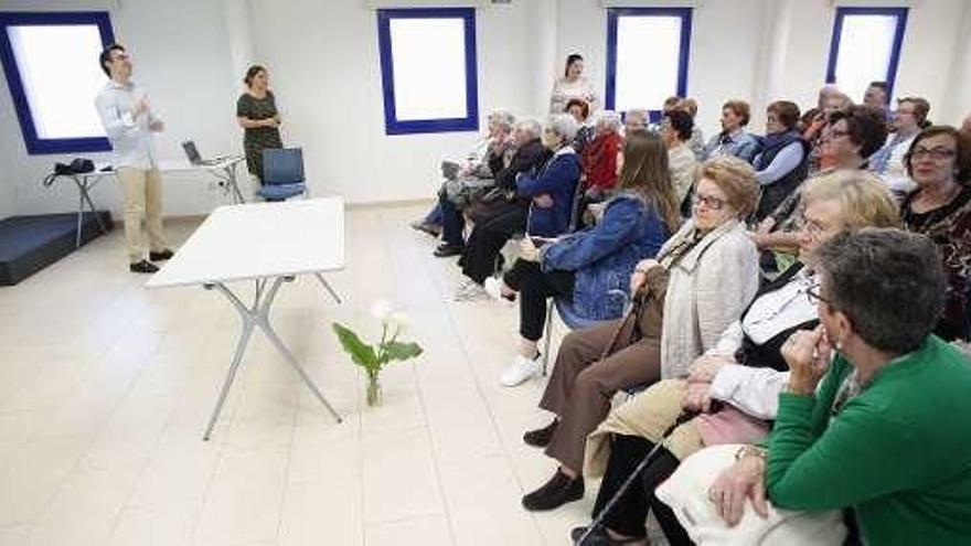 Los médicos Esther Peñalver y Gorka Ruete, ayer, en Llaranes.