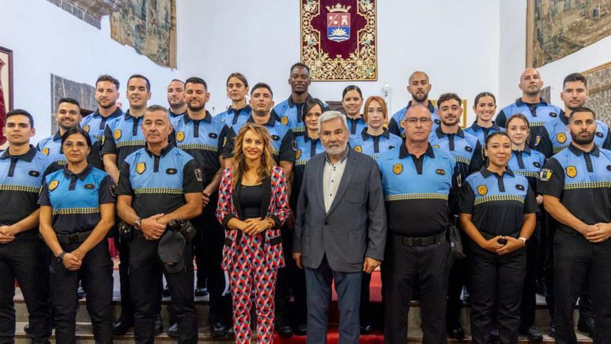 Los 20 agentes con el alcalde, la edil de Seguridad y los jefes del cuerpo. | EL DÍA