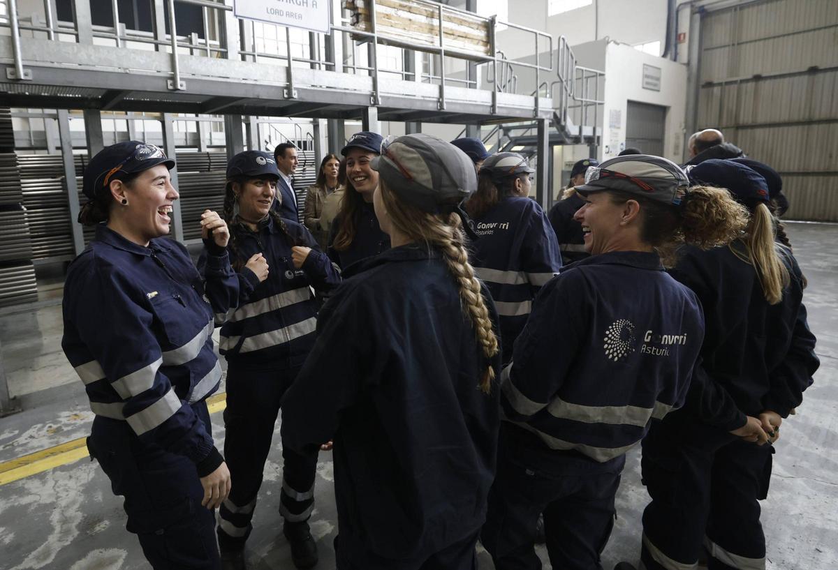 Participantes en el acto de cierre del curso especializado para mujeres en el sector del acero.