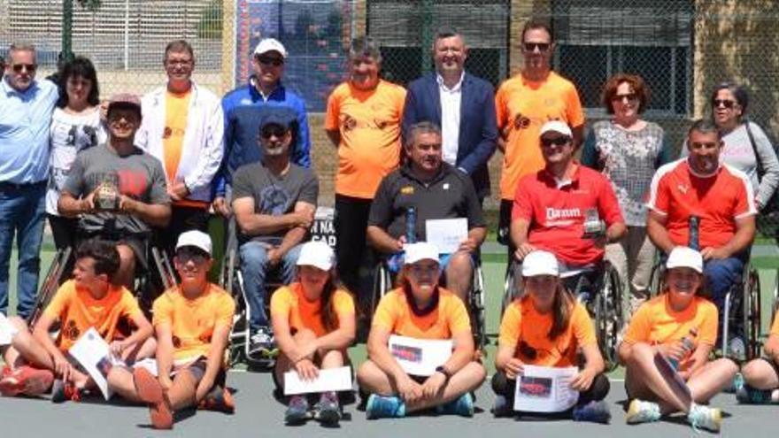 Todos los participantes en la inclusiva cita deportiva de Almussafes posaron para una foto de familia para el recuerdo.