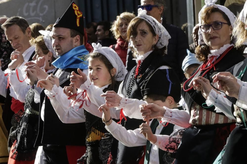 Desfile en Pola de Siero para celebrar los Güevos Pintos