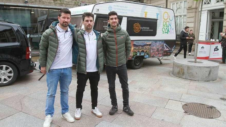 José Quintas, Andrés Gonzalo y Nacho Sola, ante la caravana sostenible que viajará por Europa. // I. Osorio