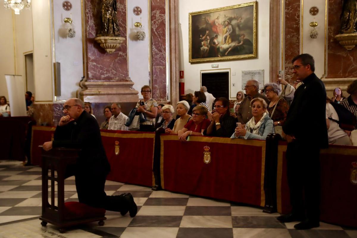 Miles de fieles  participan en el tradicional "Besamanos" a la Virgen de los Desamparados