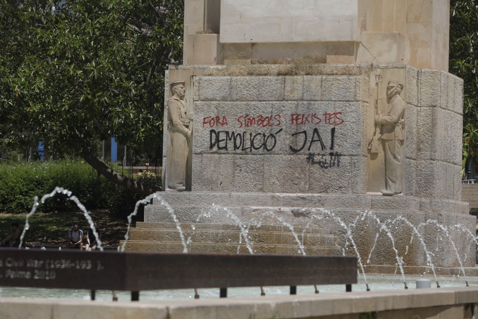 Aparecen pintadas vandálicas contra el monumento de Sa Feixina