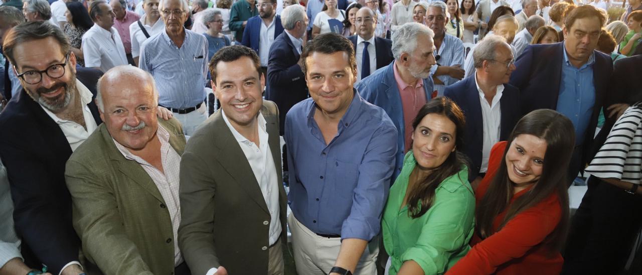 Los candidatos electos del PP por Córdoba Adolfo Molina, Jesús Aguirre, Beatriz Jurado y Montserrat Paz, junto a Juanma Moreno y al alcalde de Córdoba, José María Bellido, durante un acto de campaña.