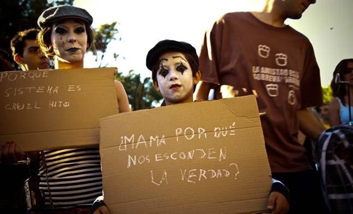 Participants en la manifestació disfressats de mims.