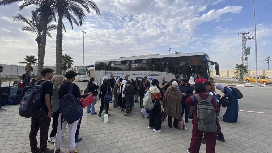 &quot;Han evacuado de Gaza a mis dos hermanas, pero la otra mitad de mi familia sigue bajo las bombas&quot;