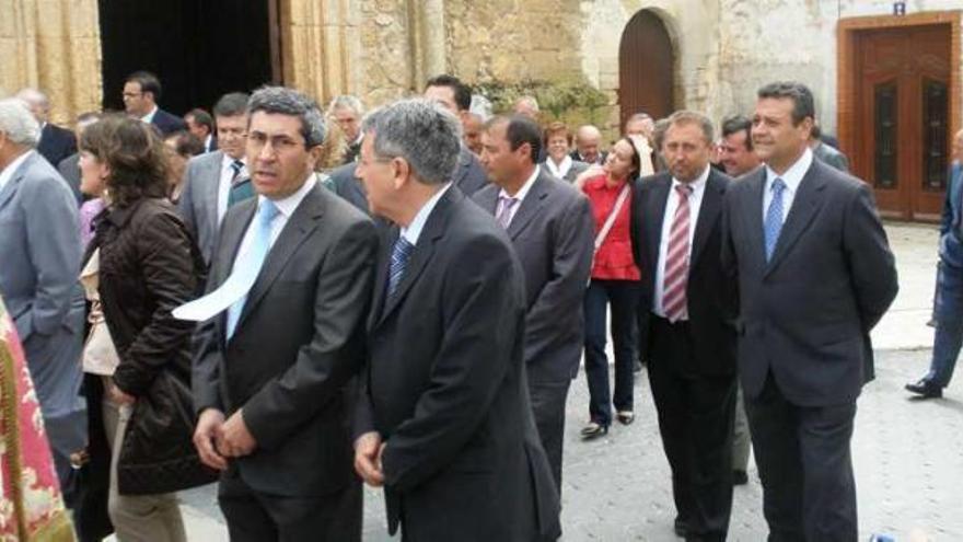 Los ediles J. M. Martínez y B. Martínez en las fiestas de Lezuza.