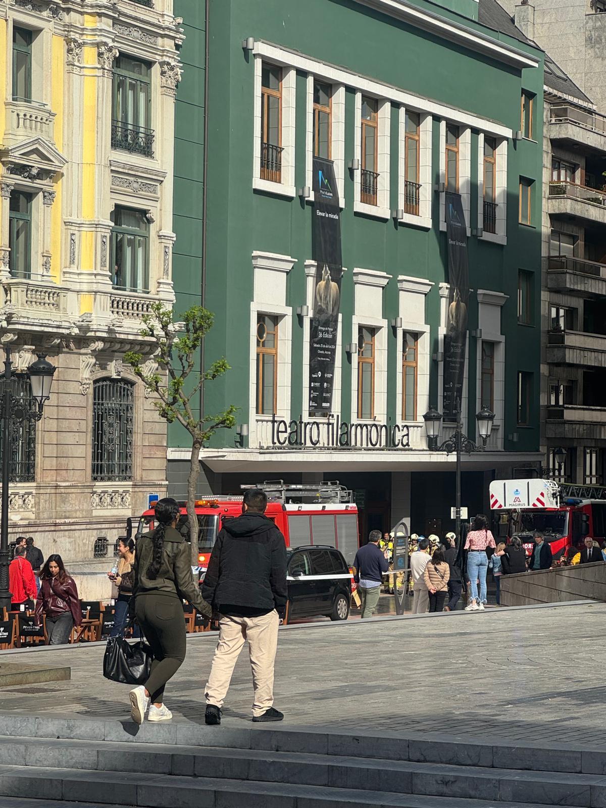 Los bomberos ante el teatro  Filarmónica.