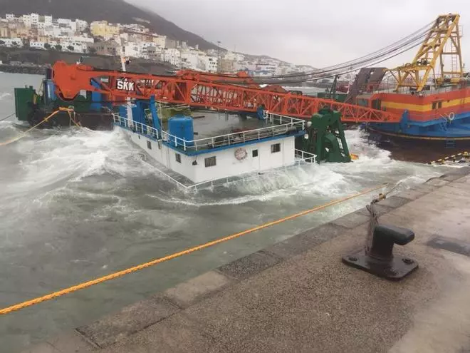 Daños en el muelle de Gran Tarajal y derrame de gasoil tras el paso de Emma