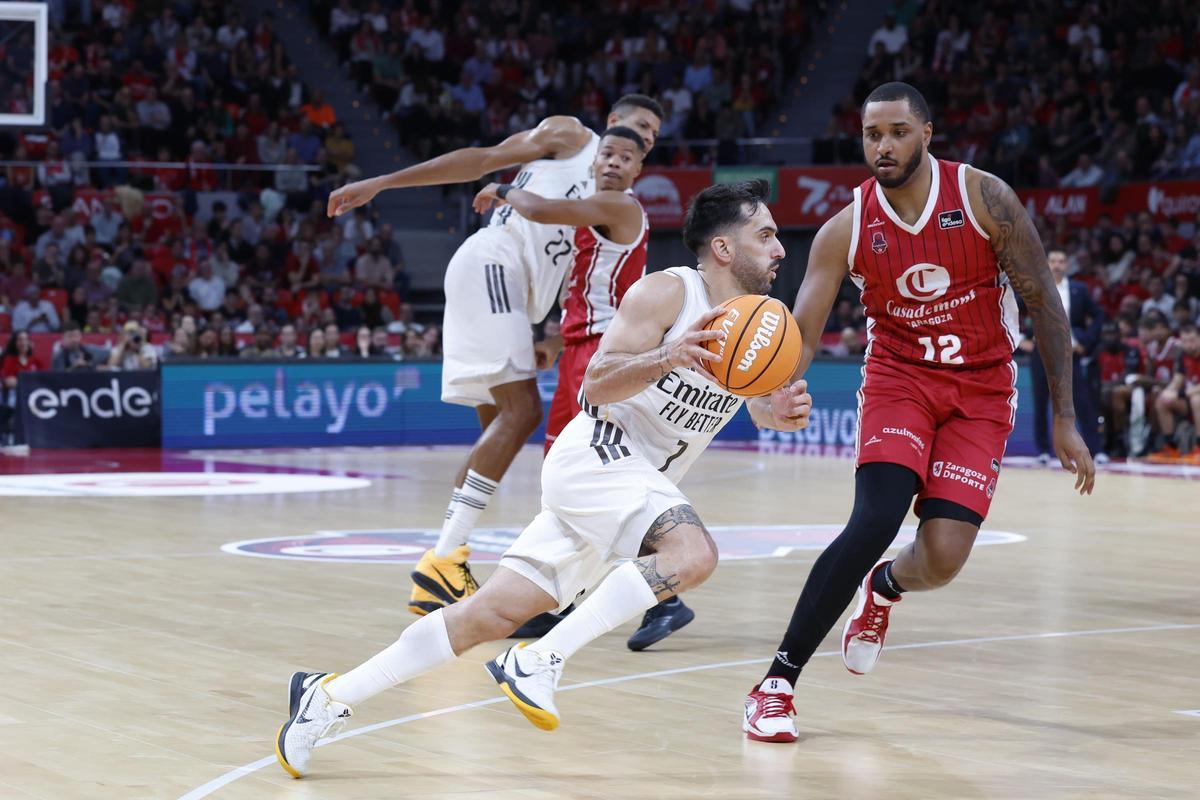 Joel Soriano defiende a Facundo Campazzo.