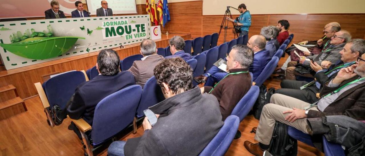 Numerosos asistentes durante la inauguración de las jornadas «Mou-te en verd».