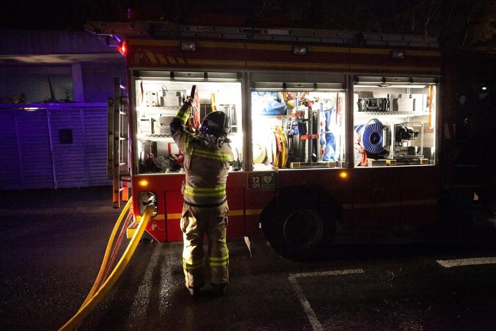 Los bomberos trabajan para apagar el incendio.