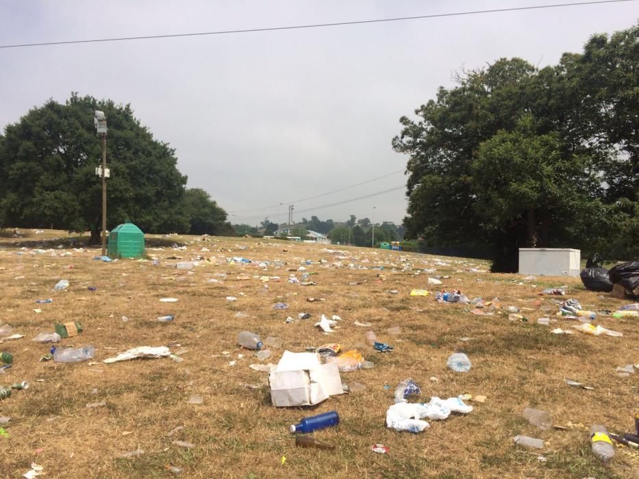 Restos de basura tras el Carmín