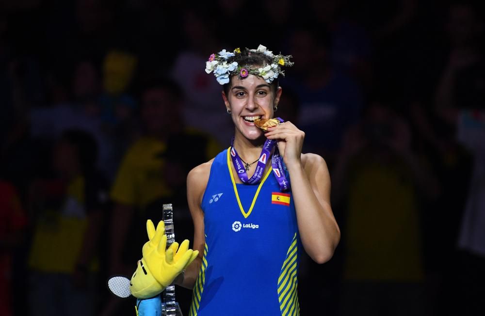 La jugadora española Carolina Marín se convirtió hoy en la deportista con más Mundiales de Bádminton de la historia tras lograr su tercer título al ganar a la india Pusarla Sindhu.